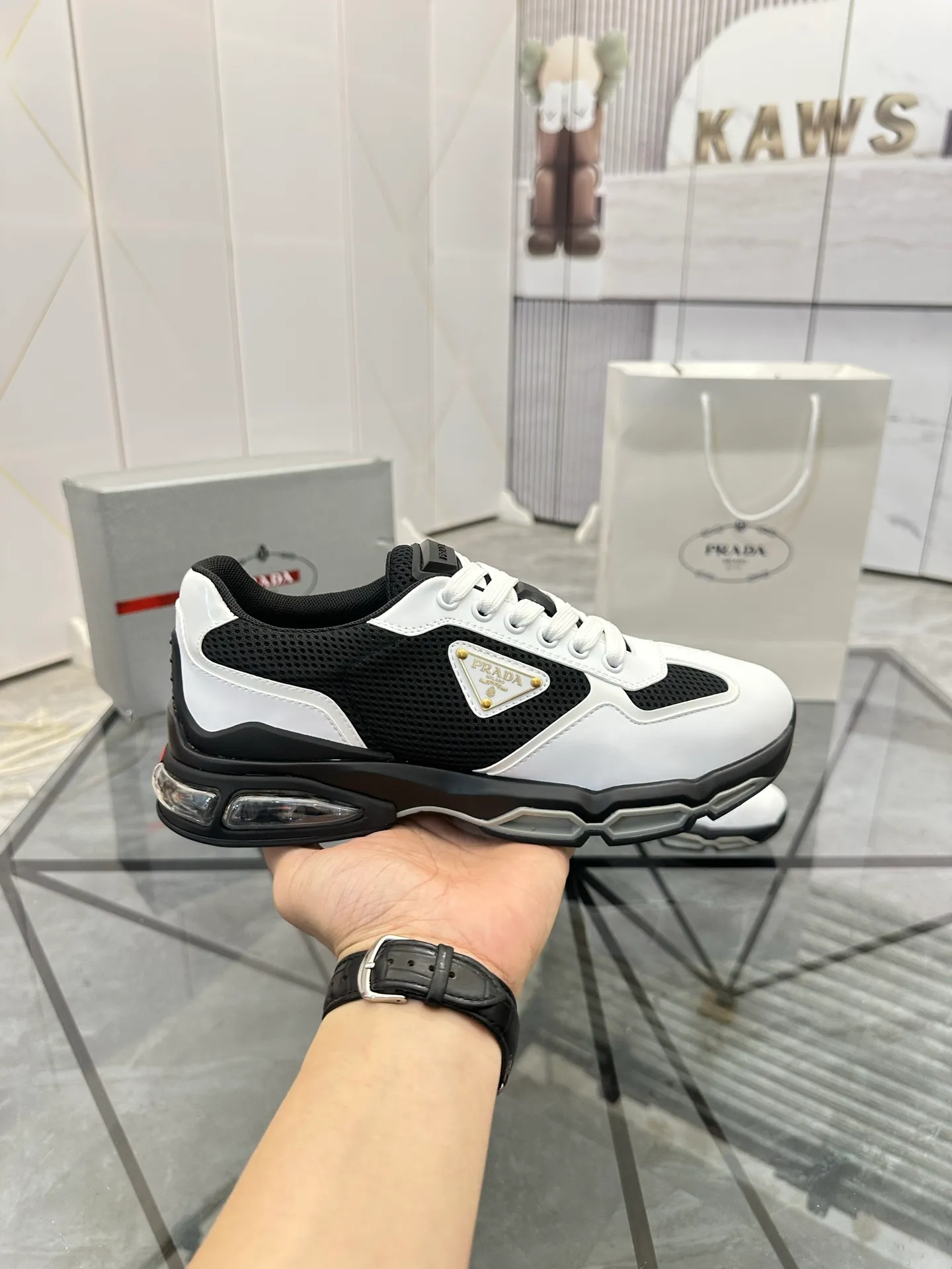 Men's shoes for sale 💰: 💰P660¥ High-end top quality Product trademark: Prada *"Prada*" low-top casual shoes Regular size: 38-45 (can be customized to 46) Product materials: Upper imported first-layer cowhide spliced ​​with original fabric, breathable lining, cowhide foot pads, original air cushion outsole. No.: 001